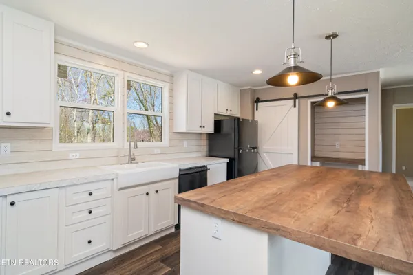 $1,700 | 456 West Outer Drive, Oak Ridge, TN 37830