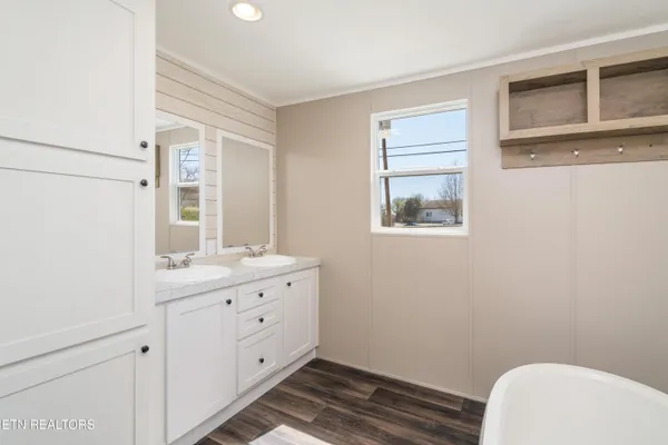 $1,700 | 456 West Outer Drive, Oak Ridge, TN 37830