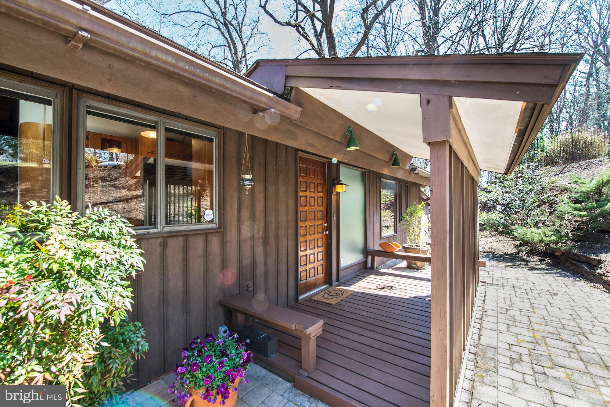 981 Saigon Road McLean, VA 22102 - Photo 4 of 46 Covered entrance