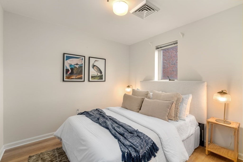 350 North Street, Unit 400 Boston, MA 02113 - Photo 12 of 24 a bedroom with a bed and a lamp