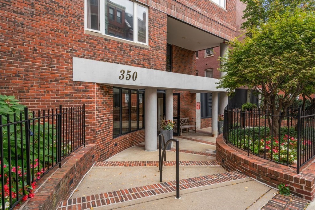 350 North Street, Unit 400 Boston, MA 02113 - Photo 22 of 24 a front view of a house with a garden