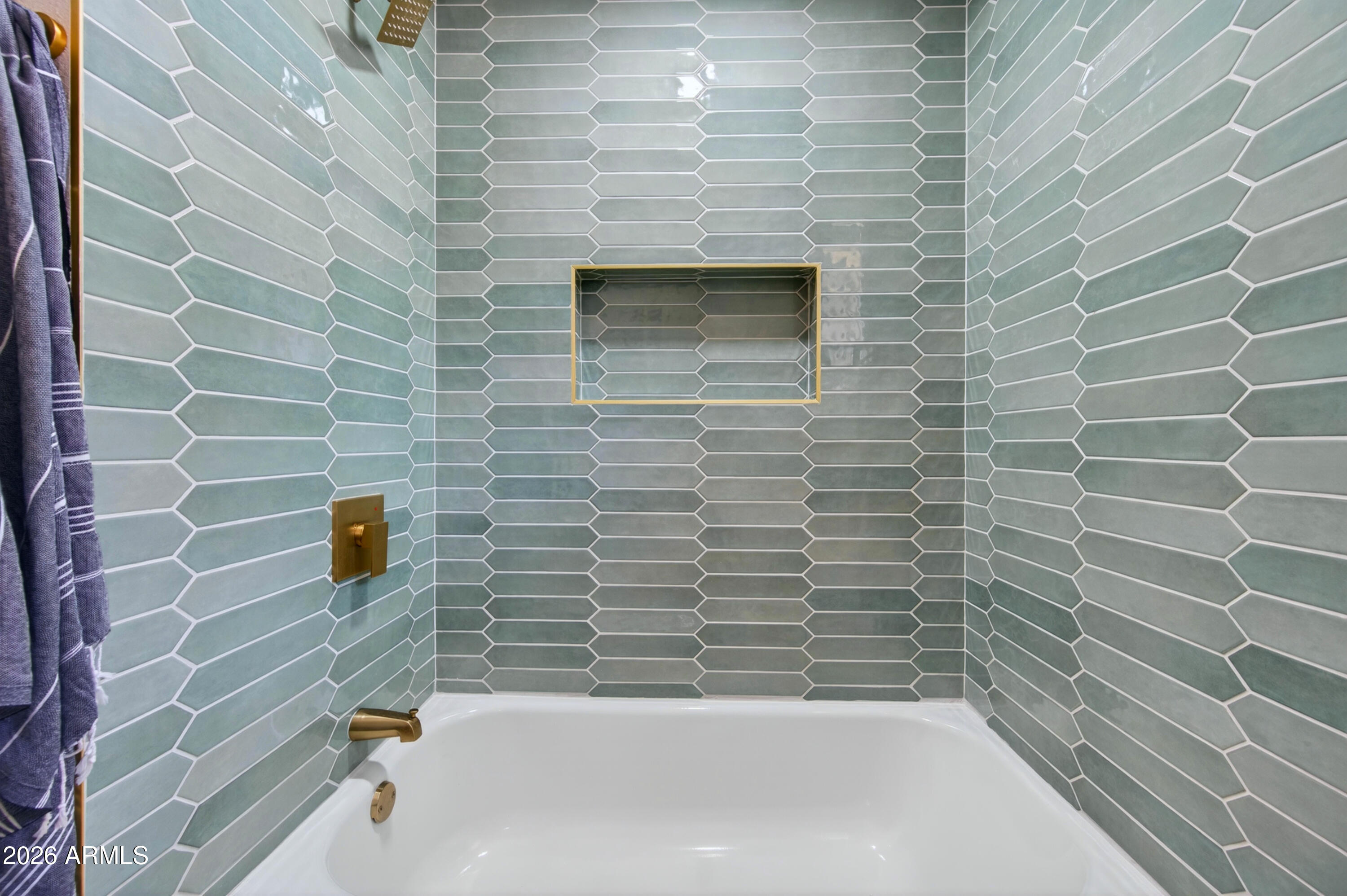 3422 South Terrace Road Tempe, AZ 85282 - Photo 20 of 43 a bathroom with a bathtub