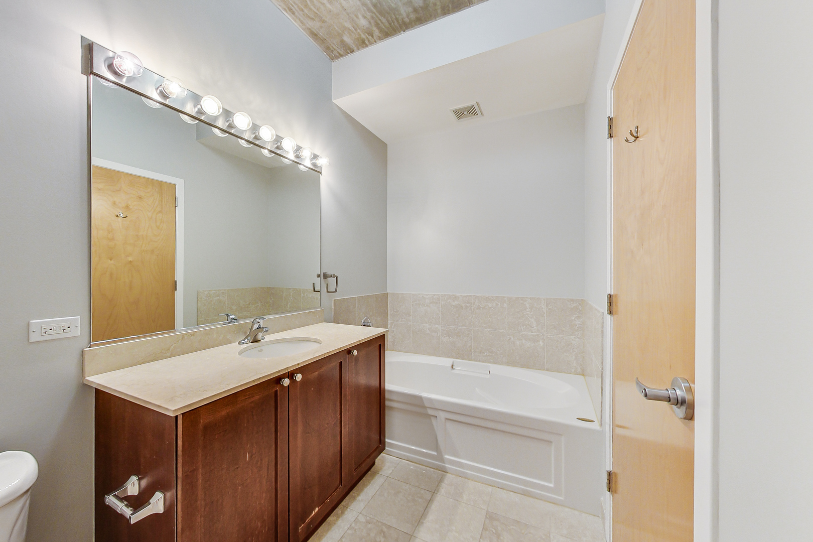 321 South Sangamon Street, Unit 408 Chicago, IL 60607 - Photo 20 of 31 a bathroom with a tub sink and mirror