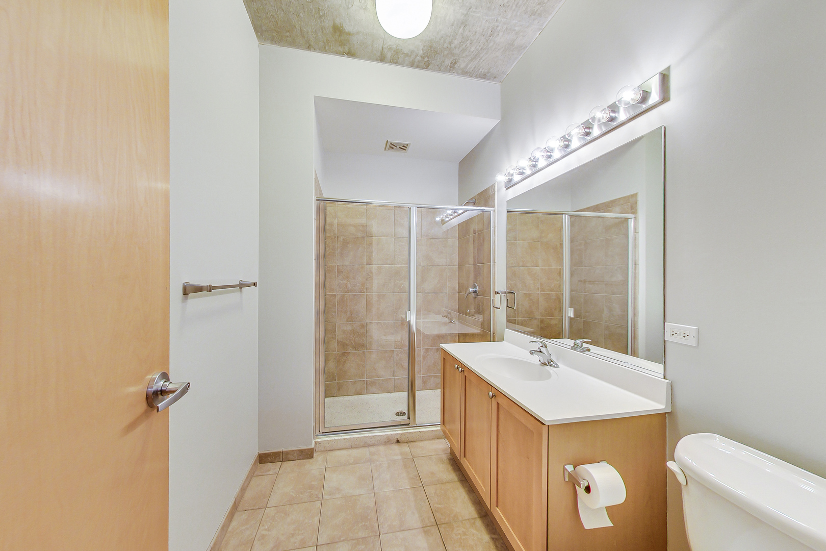 321 South Sangamon Street, Unit 408 Chicago, IL 60607 - Photo 25 of 31 a bathroom with a tub sink and mirror
