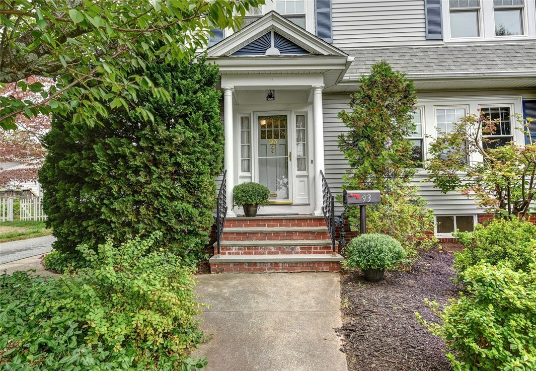 93 Lyndon Road Cranston, RI 02905 - Photo 2 of 47 Gallery Image 2