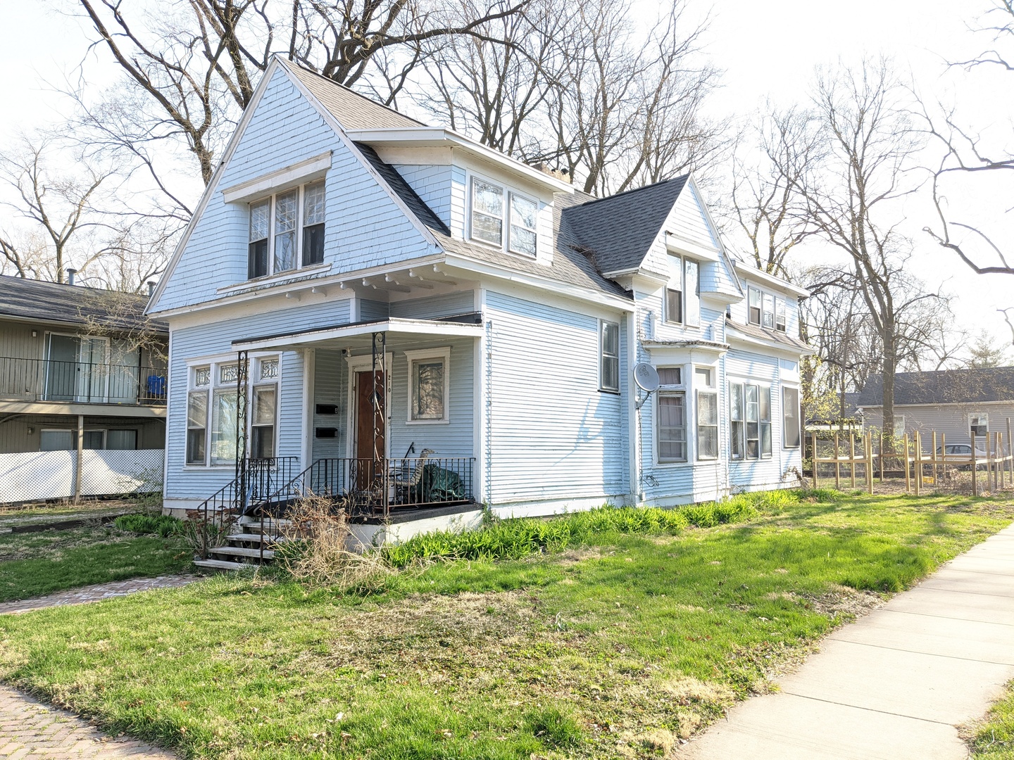 a view of a house with a yard