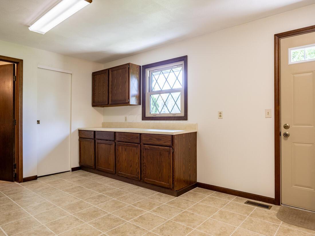 1401 Irvin Road Lima, OH 45807 - Photo 23 of 61 Irvin mudroom 2