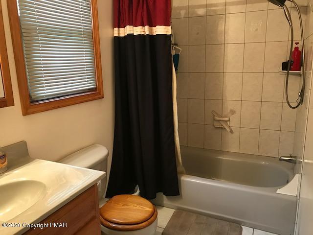 233 Shiffer Road Stroudsburg, PA 18360 - Photo 10 of 20 a bathroom with a sink a toilet and bathtub