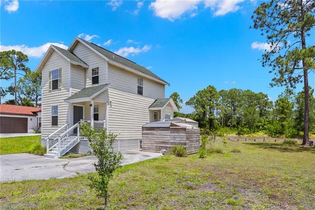 a view of a yard in front of house