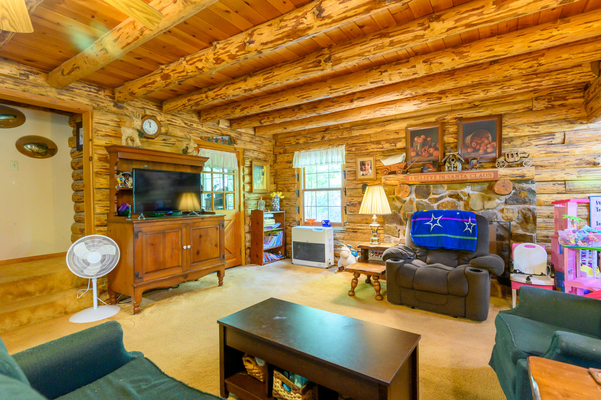 31 Lake Road Junction City, CA 96048 - Photo 11 of 48 family room