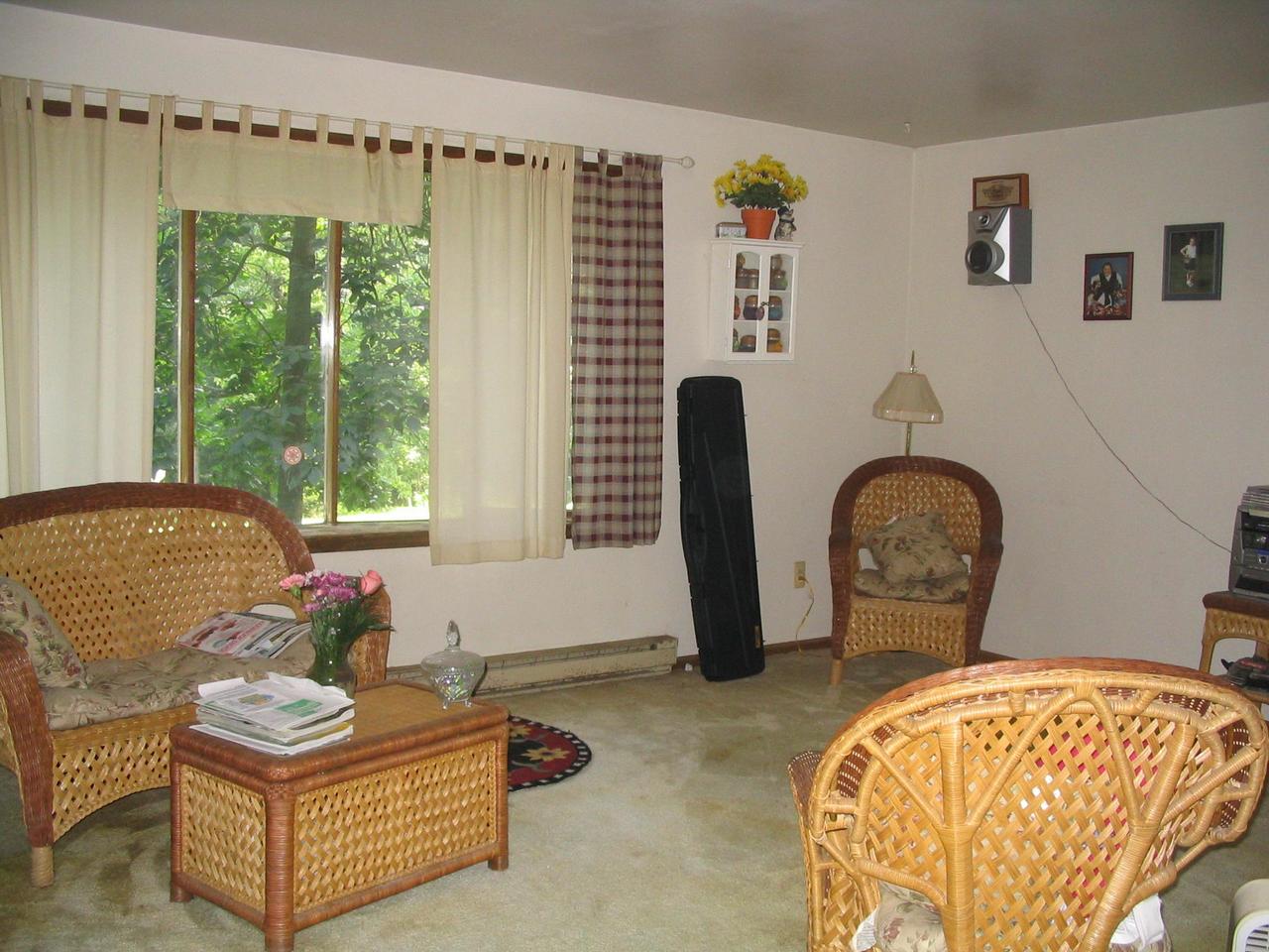 2007 Hemlock Road Tannersville, PA 18372 - Photo 6 of 8 living Room