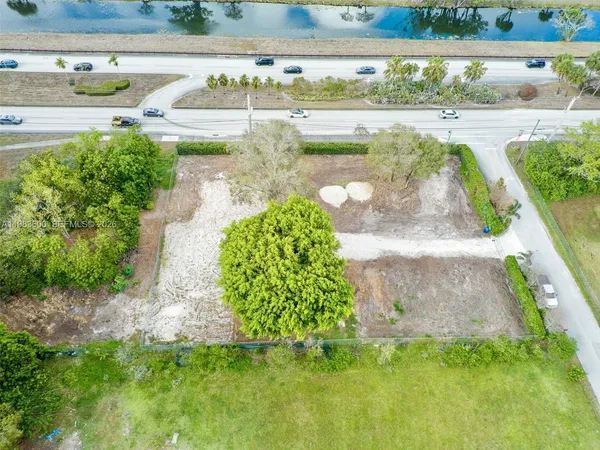 a view of yard with green space
