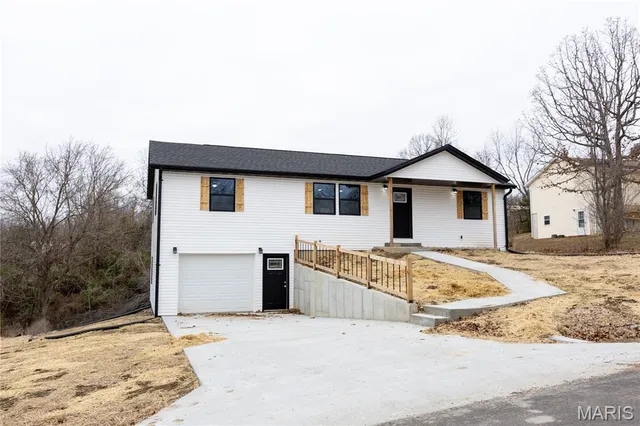 $279,900 | 24401 Trolley Lane, St. Robert, MO 65584