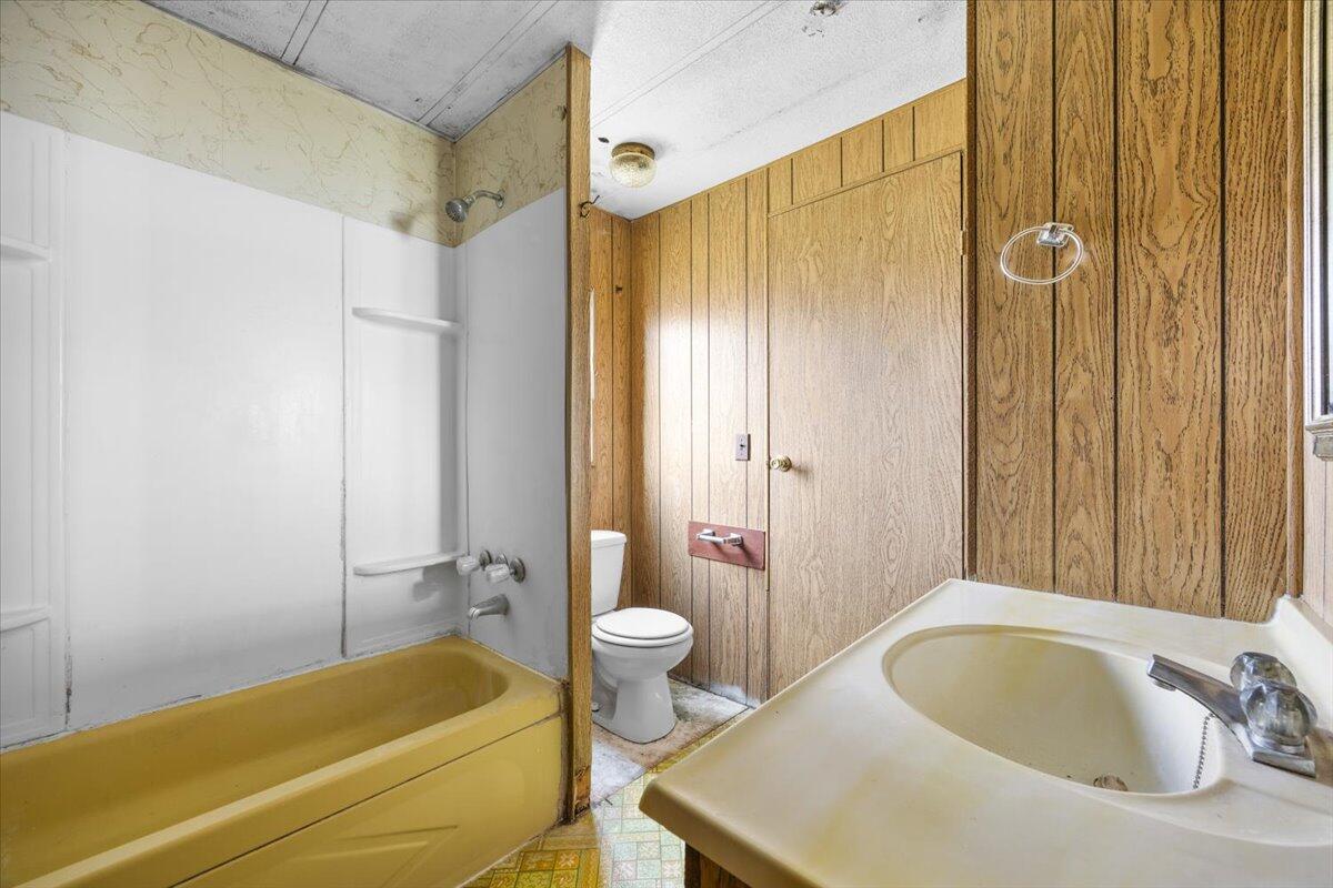 829 West Harbeck Road Grants Pass, OR 97527 - Photo 34 of 36 34-2nd Home_ bath