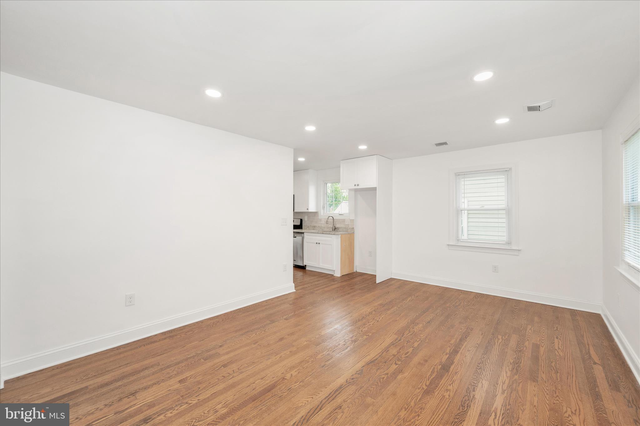 1925 Queensway Baltimore, MD 21222 - Photo 6 of 53 Living Room
