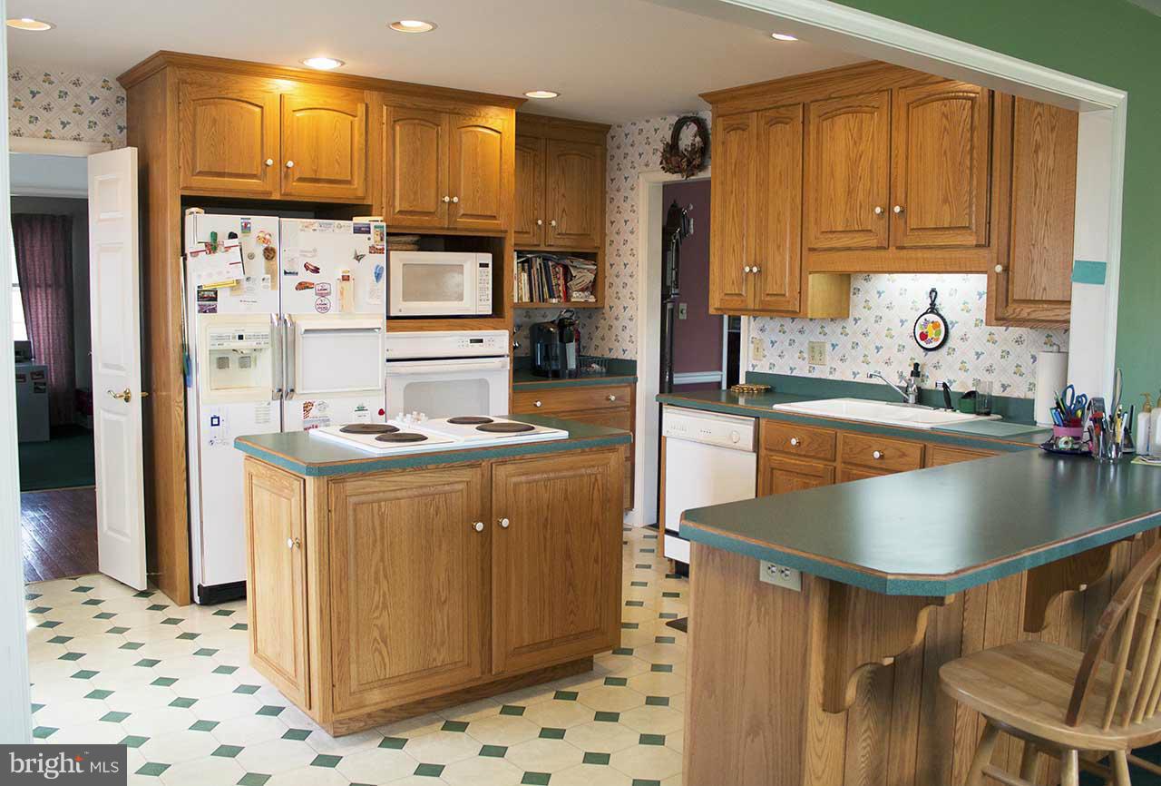 12113 Itnyre Road Smithsburg, MD 21783 - Photo 3 of 24 Kitchen with custom oak cabinetry