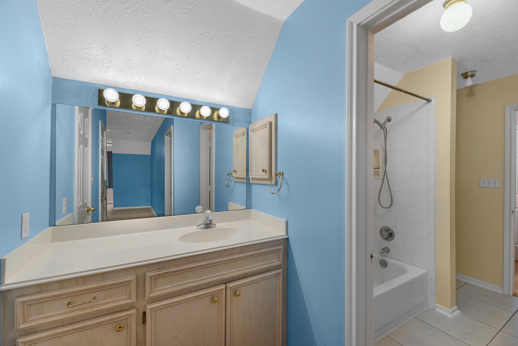 17126 County Road 39 Rosharon, TX 77583 - Photo 27 of 47 a bathroom with a bathtub a sink and a mirror