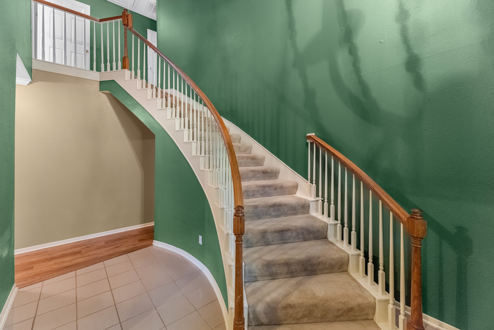 17126 County Road 39 Rosharon, TX 77583 - Photo 3 of 47 Stunning curved staircase ready to be dressed for those holiday photos and events.