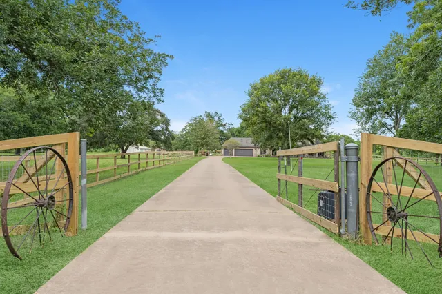 $699,800 | 17126 County Road 39, Rosharon, TX 77583
