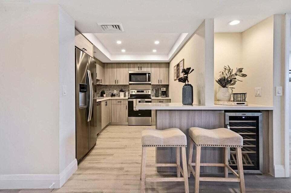 4201 North Ocean Boulevard, Unit 1605 Boca Raton, FL 33431 - Photo 10 of 35 Kitchen Bar