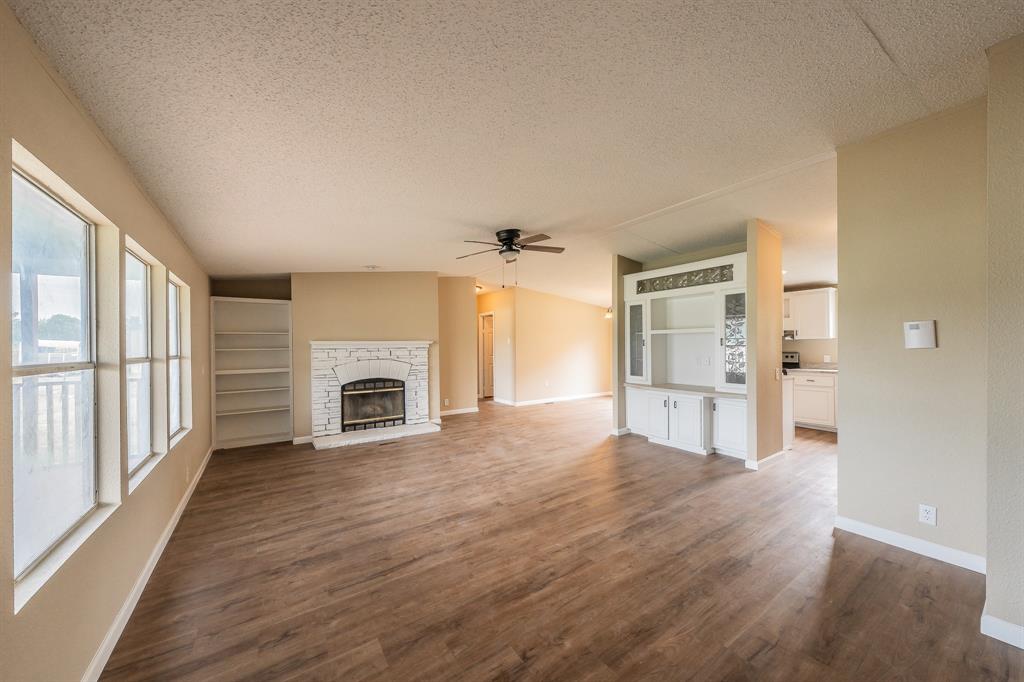 153 Clay Court Springtown, TX 76082 - Photo 7 of 38