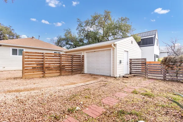 $1,500,000 | 209 East Live Oak Street, Unit 1/2, Austin, TX 78704