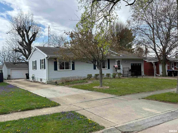 $165,000 | 205 Sherwood Way, Bloomington, IL 61701