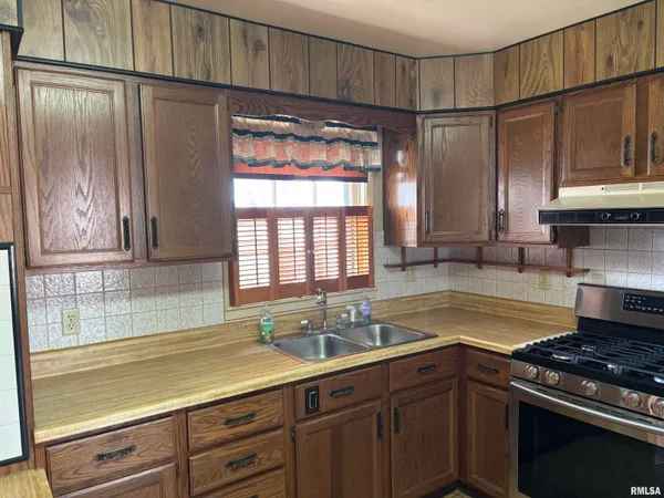 $165,000 | 205 Sherwood Way, Bloomington, IL 61701