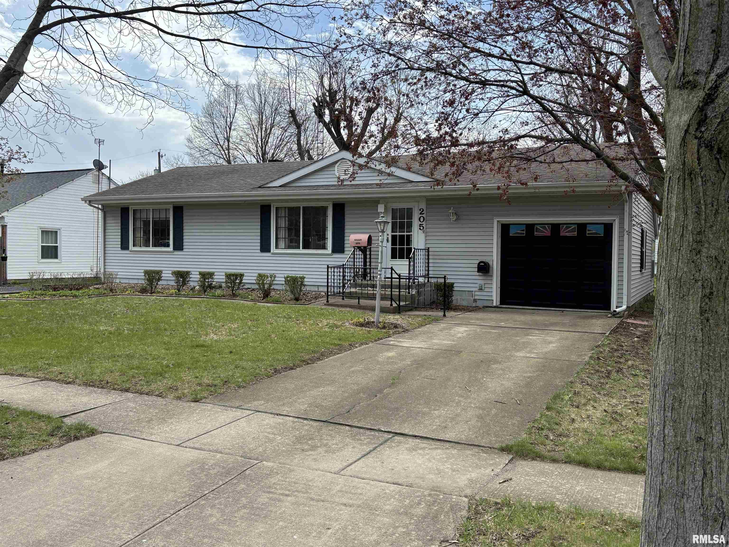 205 Sherwood Way Bloomington, IL 61701 - Photo 2 of 25