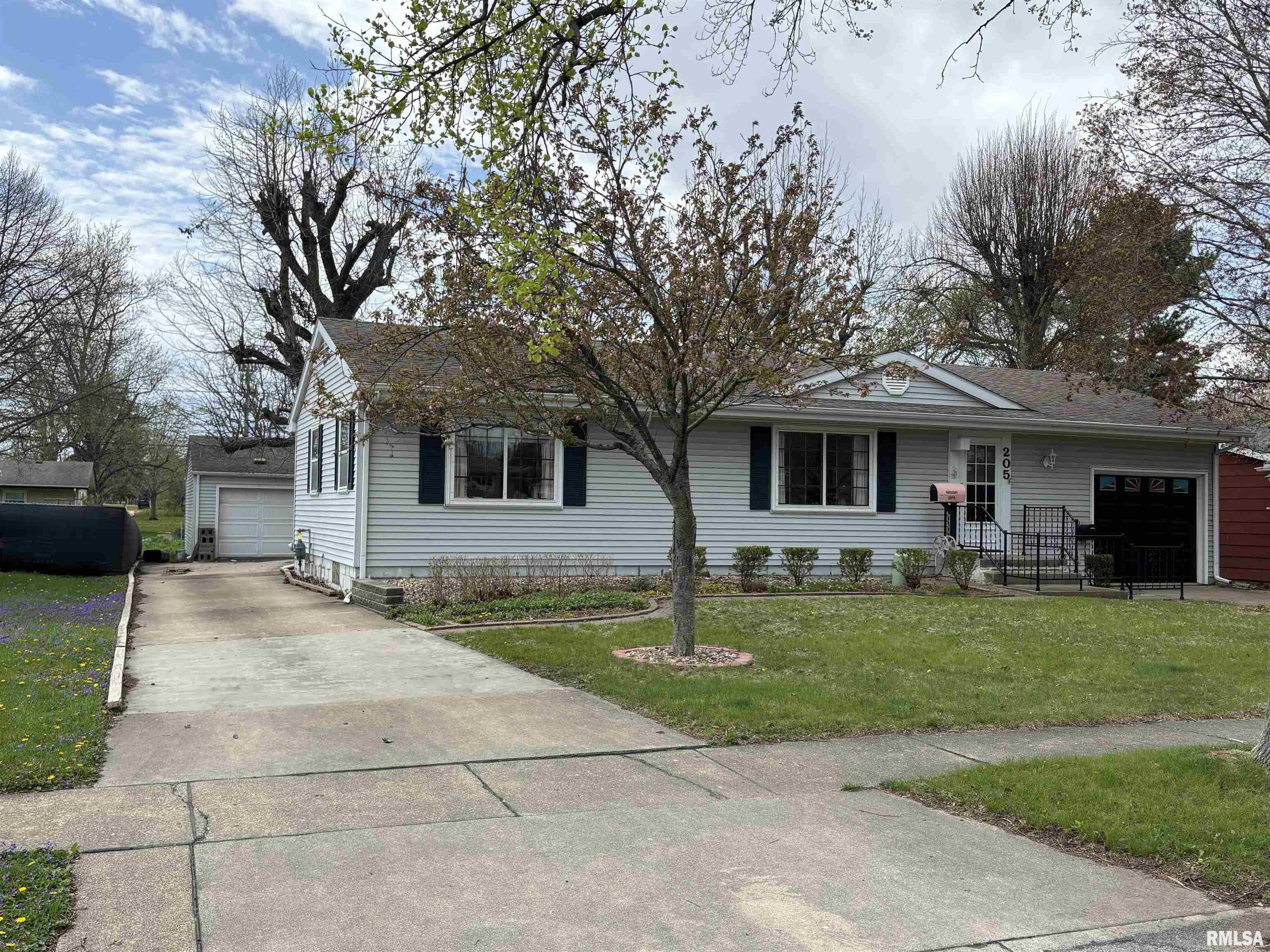 205 Sherwood Way Bloomington, IL 61701 - Photo 3 of 25