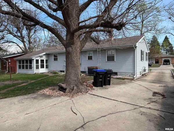 $165,000 | 205 Sherwood Way, Bloomington, IL 61701