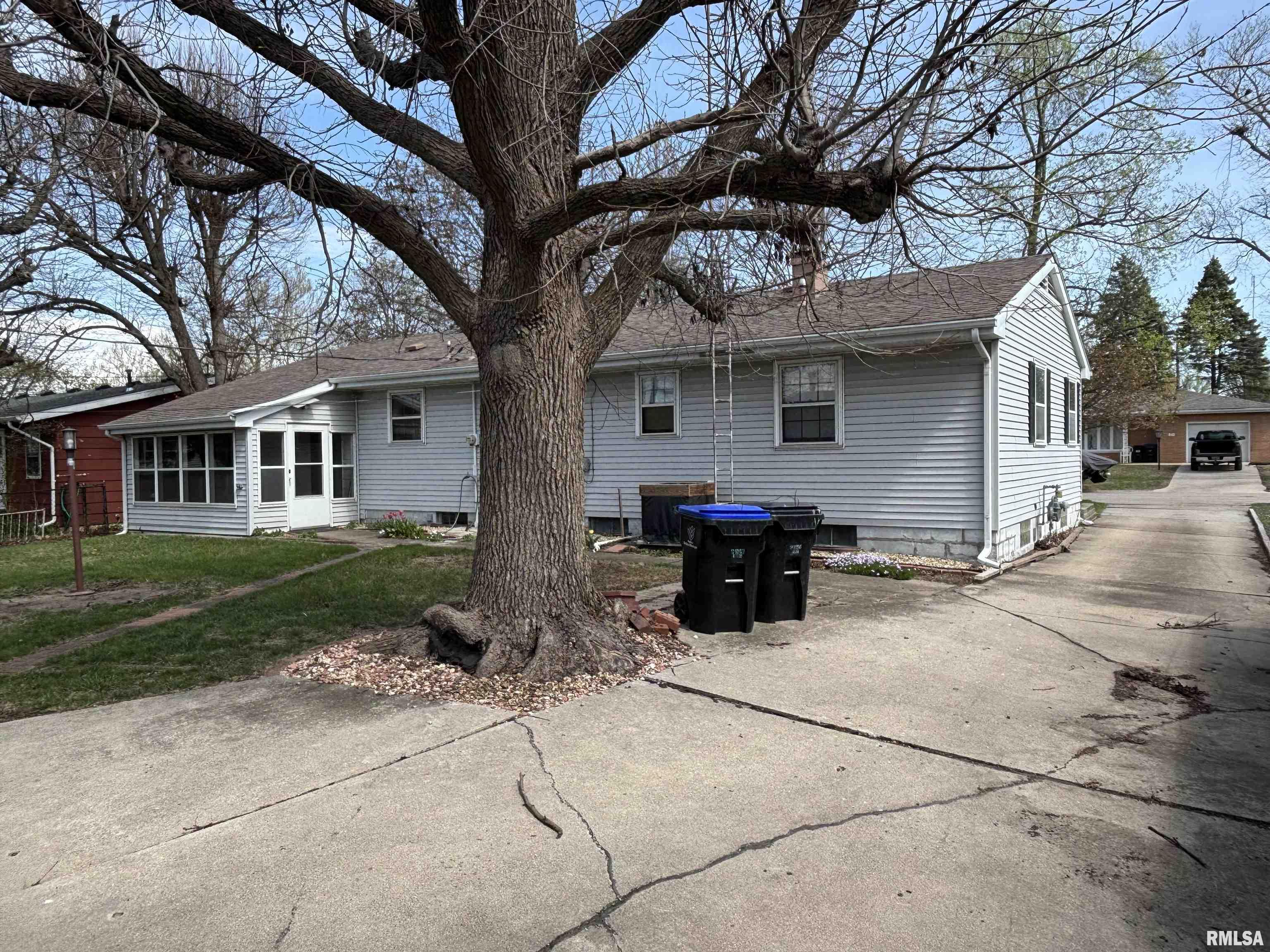 205 Sherwood Way Bloomington, IL 61701 - Photo 5 of 25