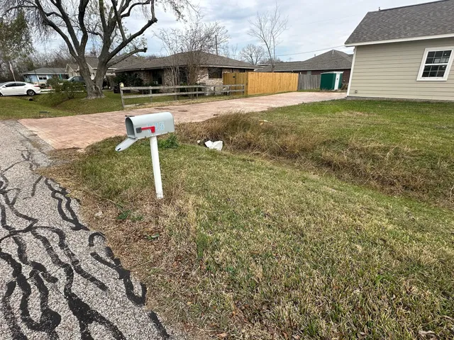 $1 | 825 Mossey Drive, La Porte, TX 77571