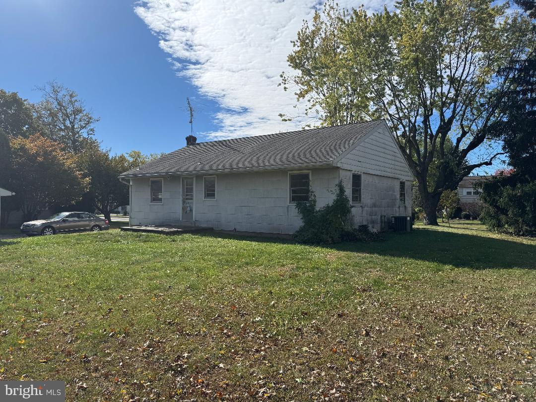 1533 School Road Hatfield, PA 19440 - Photo 7 of 13 a backyard of a house