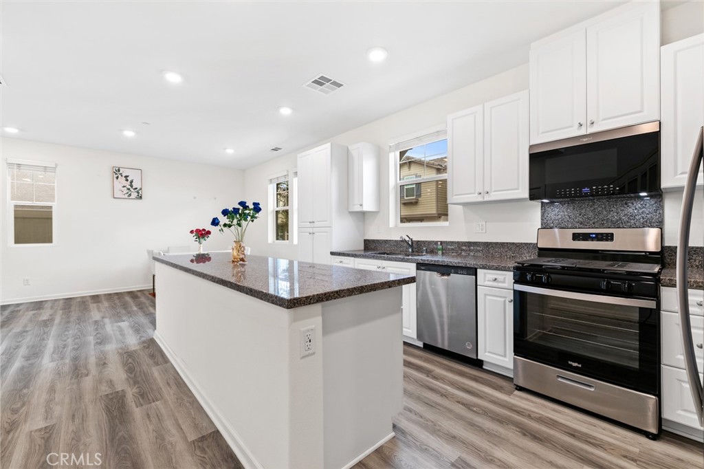 10281 Trickle Lane Riverside, CA 92503 - Photo 5 of 18