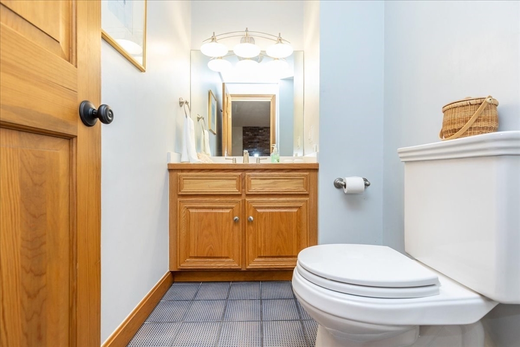 32 Glendale Road Marblehead, MA 01945 - Photo 18 of 42 a bathroom with a toilet a sink and mirror