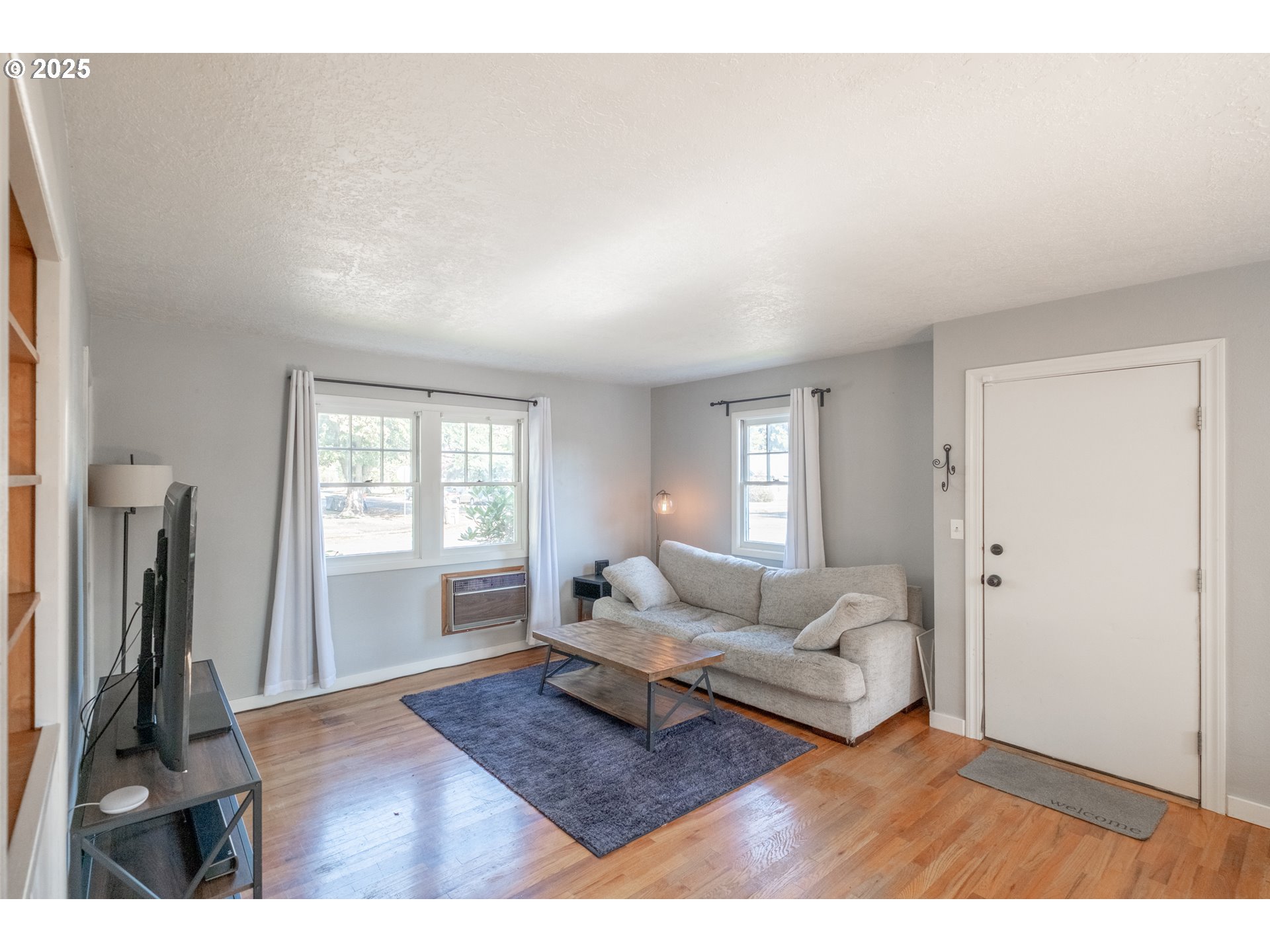 906 Southwest 11th Avenue Albany, OR 97321 - Photo 25 of 48 a living room with furniture and a window