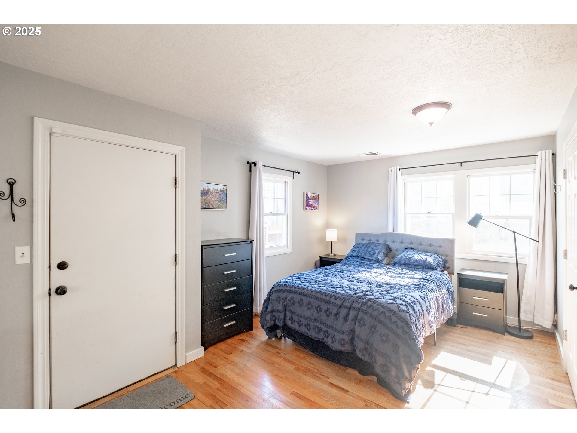 906 Southwest 11th Avenue Albany, OR 97321 - Photo 27 of 48 a bedroom with a bed and a cabinets