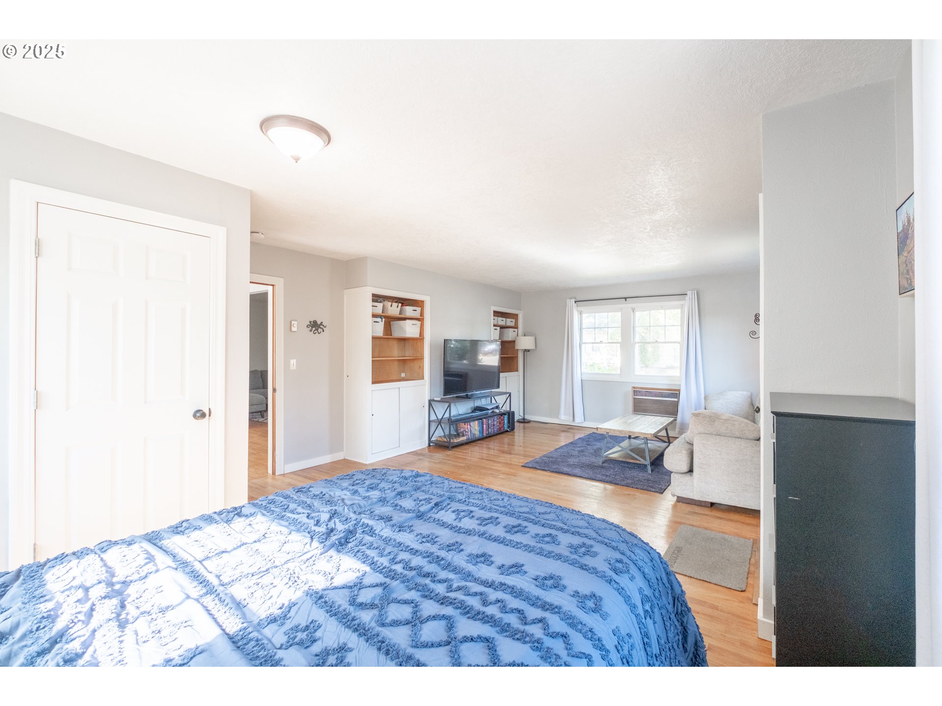 906 Southwest 11th Avenue Albany, OR 97321 - Photo 28 of 48 a bedroom with a bed and a dresser