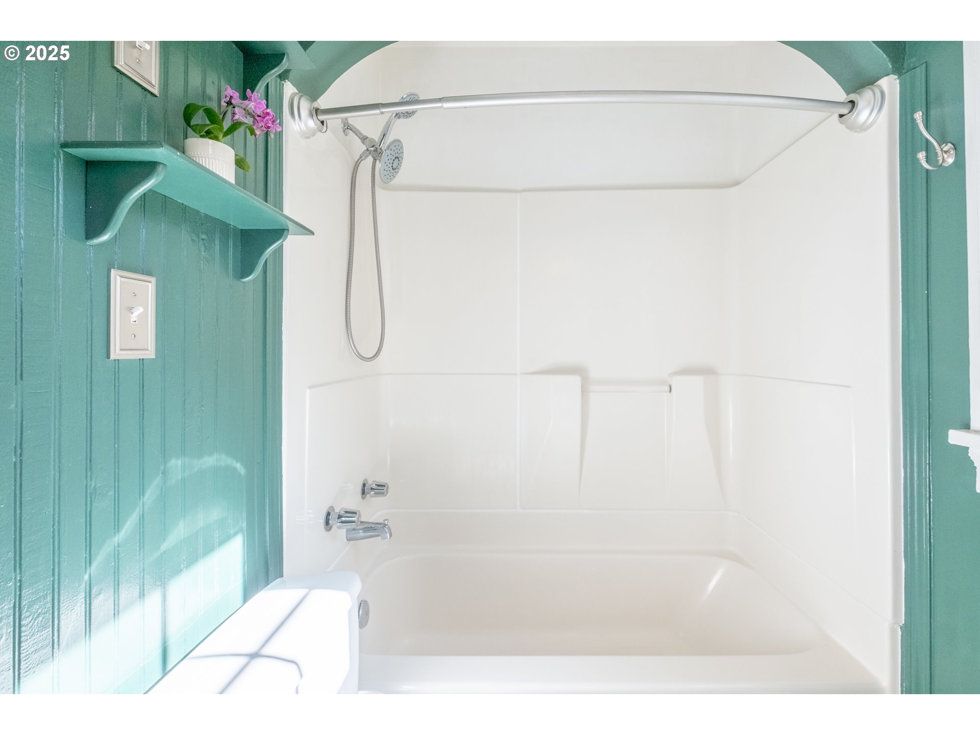 906 Southwest 11th Avenue Albany, OR 97321 - Photo 30 of 48 a bathroom with a shower and a bath tub