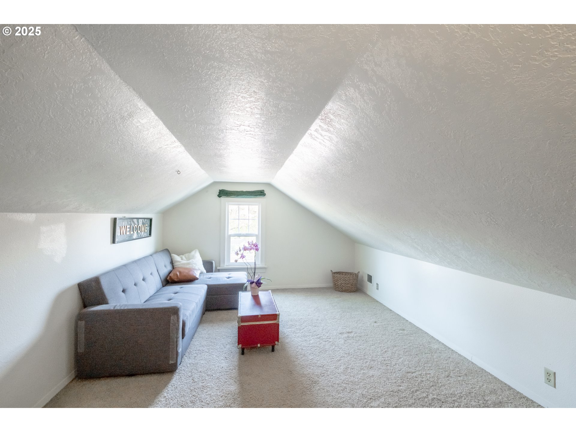 906 Southwest 11th Avenue Albany, OR 97321 - Photo 39 of 48 a living room with furniture and a lamp