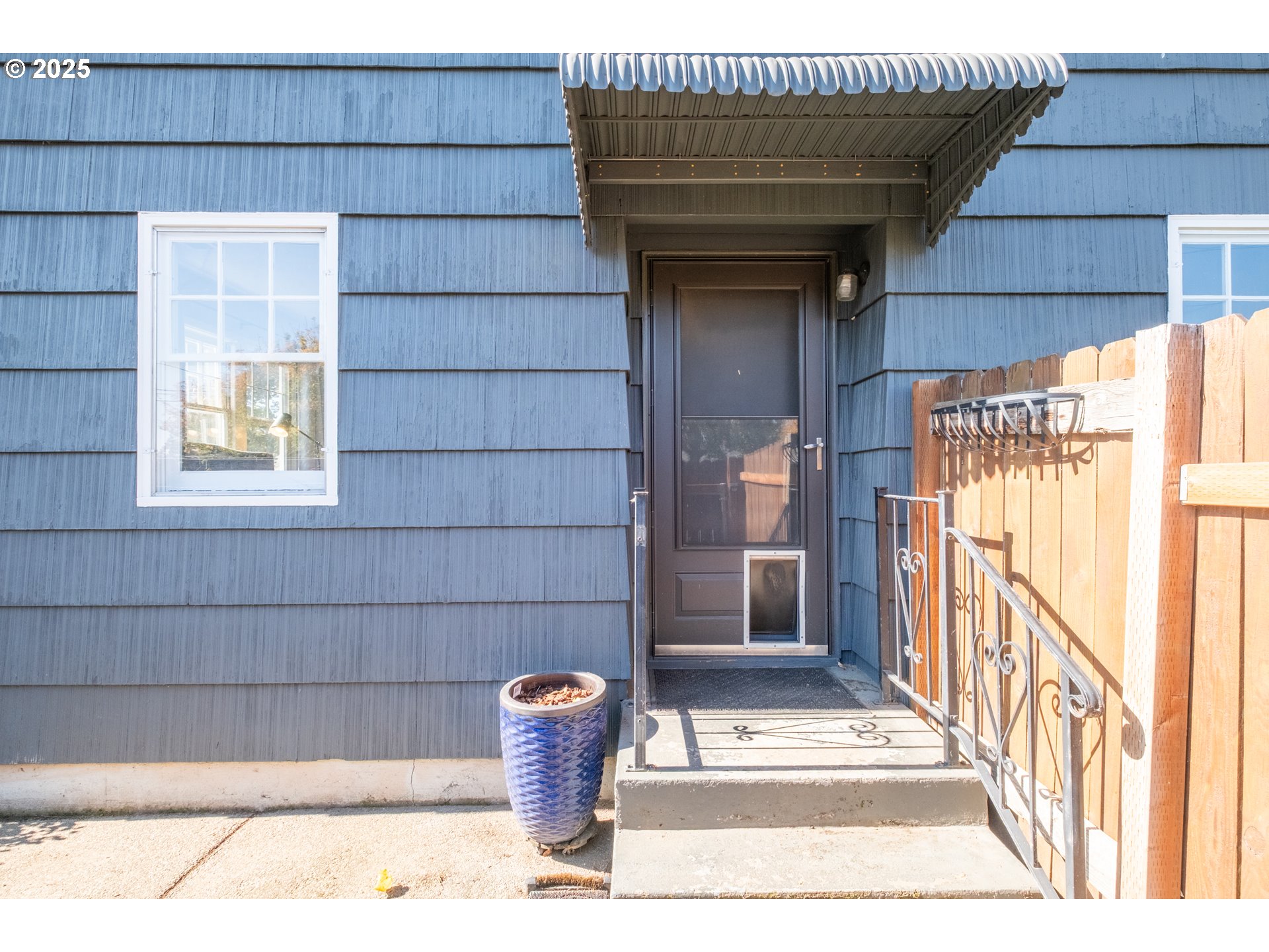 906 Southwest 11th Avenue Albany, OR 97321 - Photo 43 of 48 a outdoor view of building with glass door