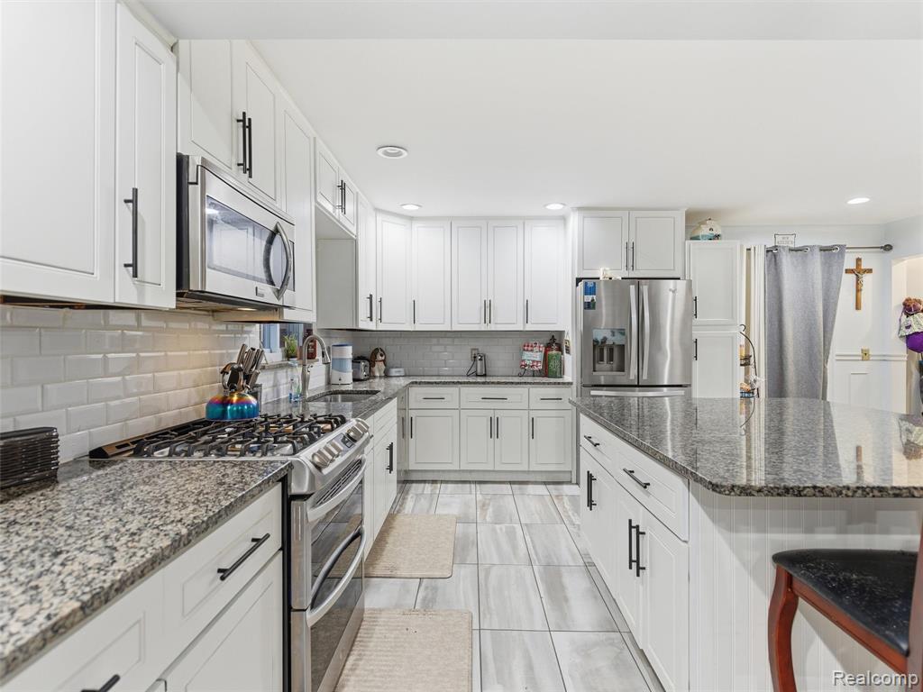 15491 18 Mile Road Clinton Township, MI 48038 - Photo 13 of 45
