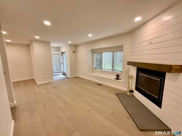 $389,900 | 8 Winchester Court, Unit 8, Farmington, CT 06032