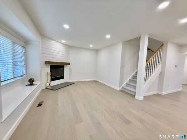 $389,900 | 8 Winchester Court, Unit 8, Farmington, CT 06032