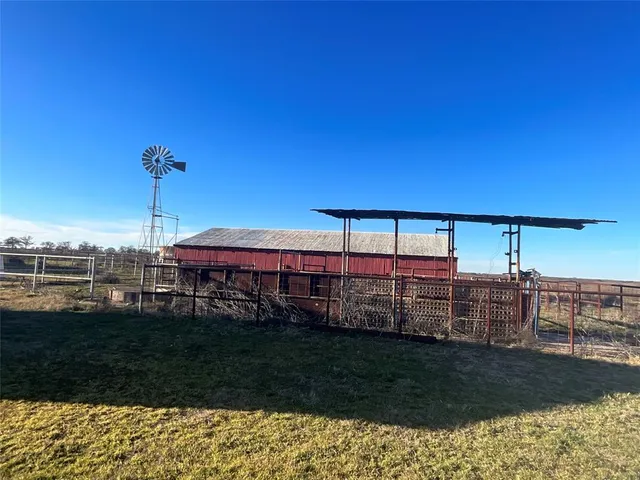 a view of a yard in front of house
