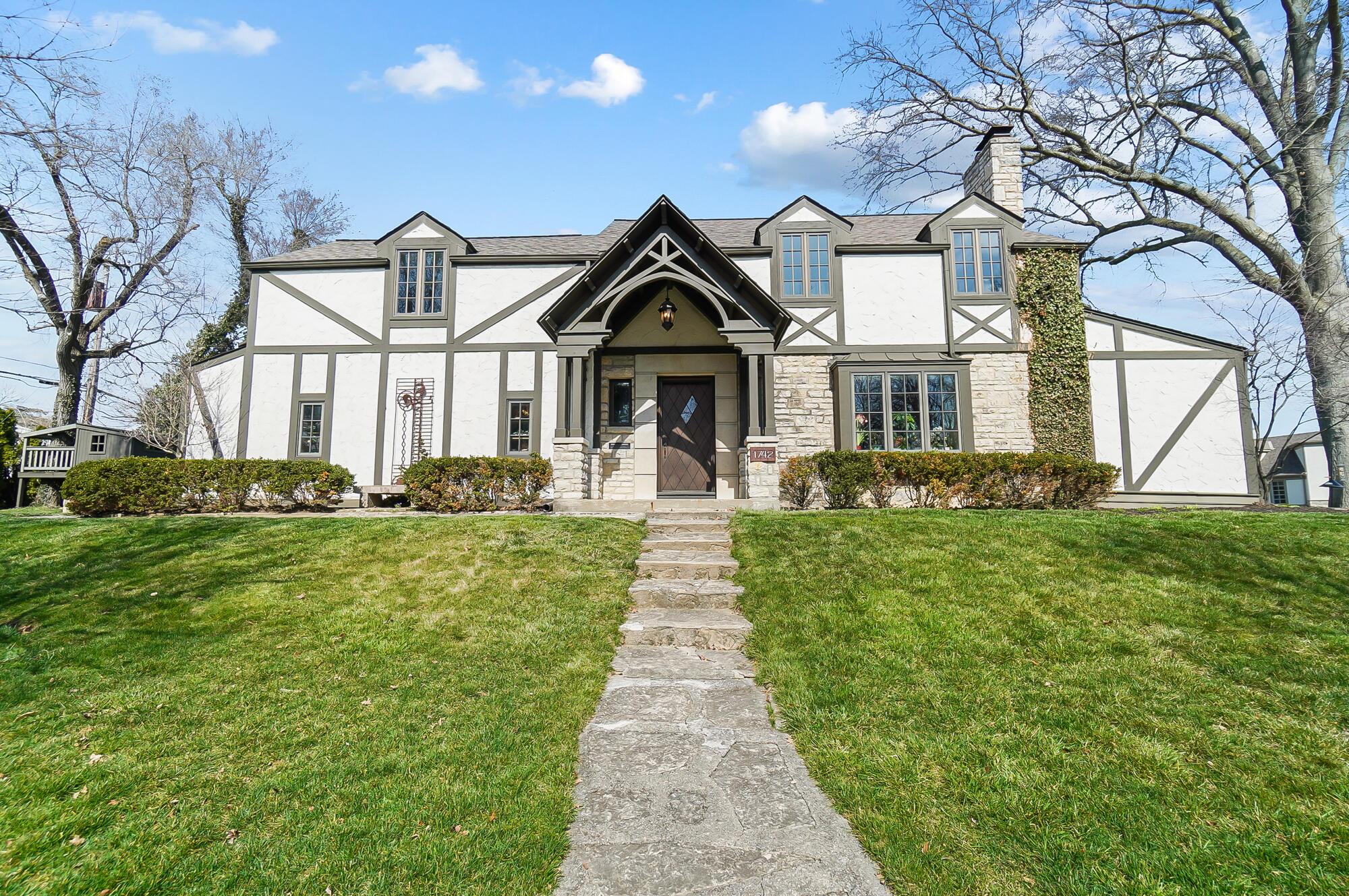 1742 Edgemont Road Upper Arlington, OH 43212 - Photo 1 of 70 011