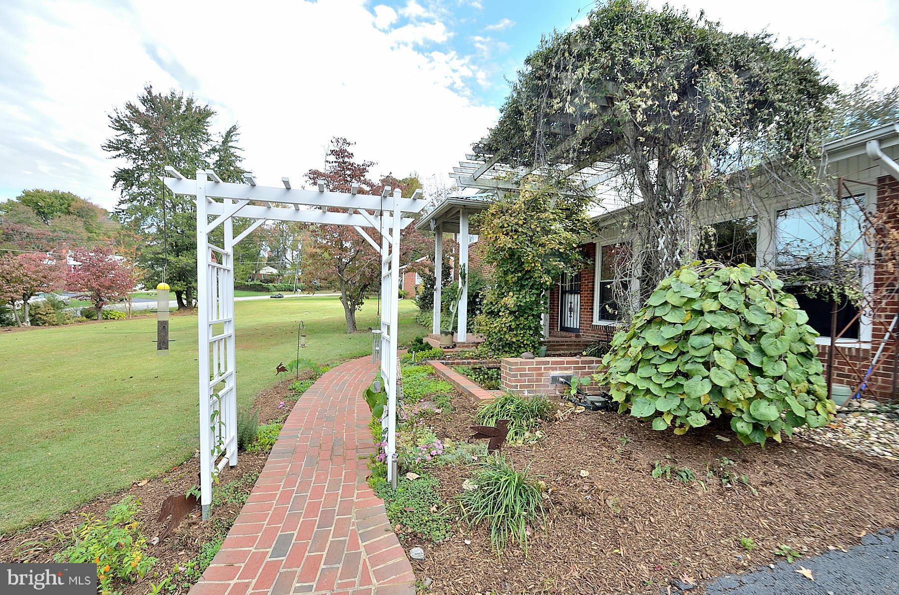 5205 Cedar Road Alexandria, VA 22309 - Photo 25 of 26 Exterior (Front)