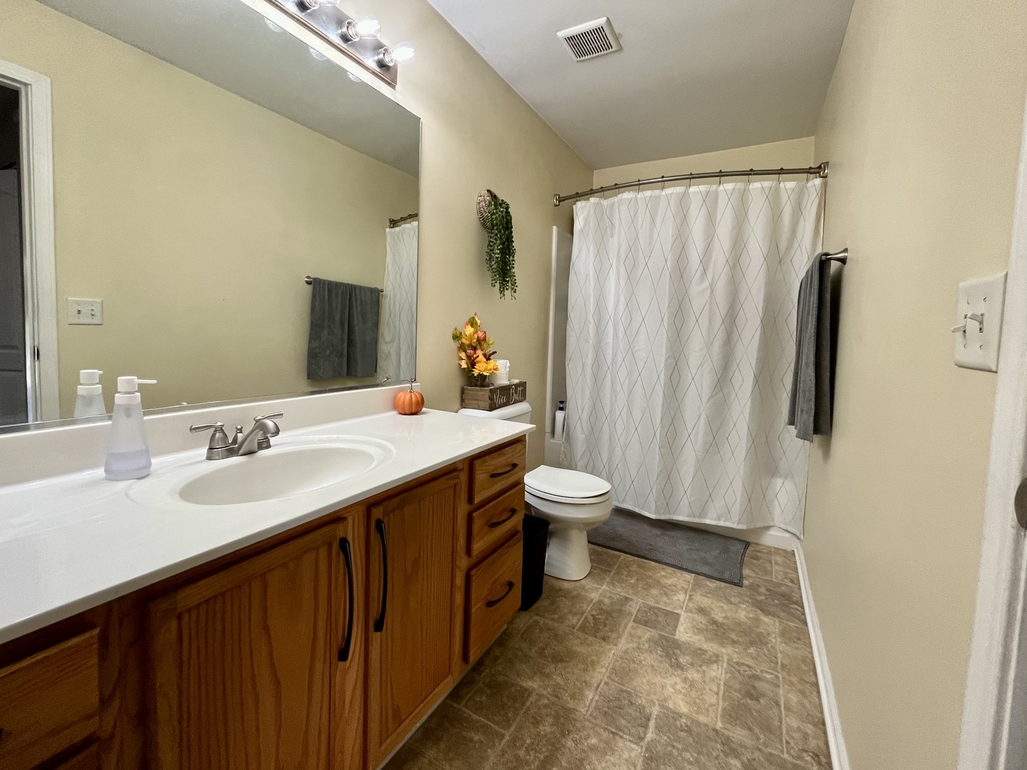 1450 McClure Road, Unit 1450 Aurora, IL 60505 - Photo 6 of 9