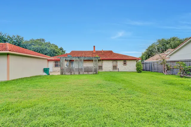 a view of a house with a backyard